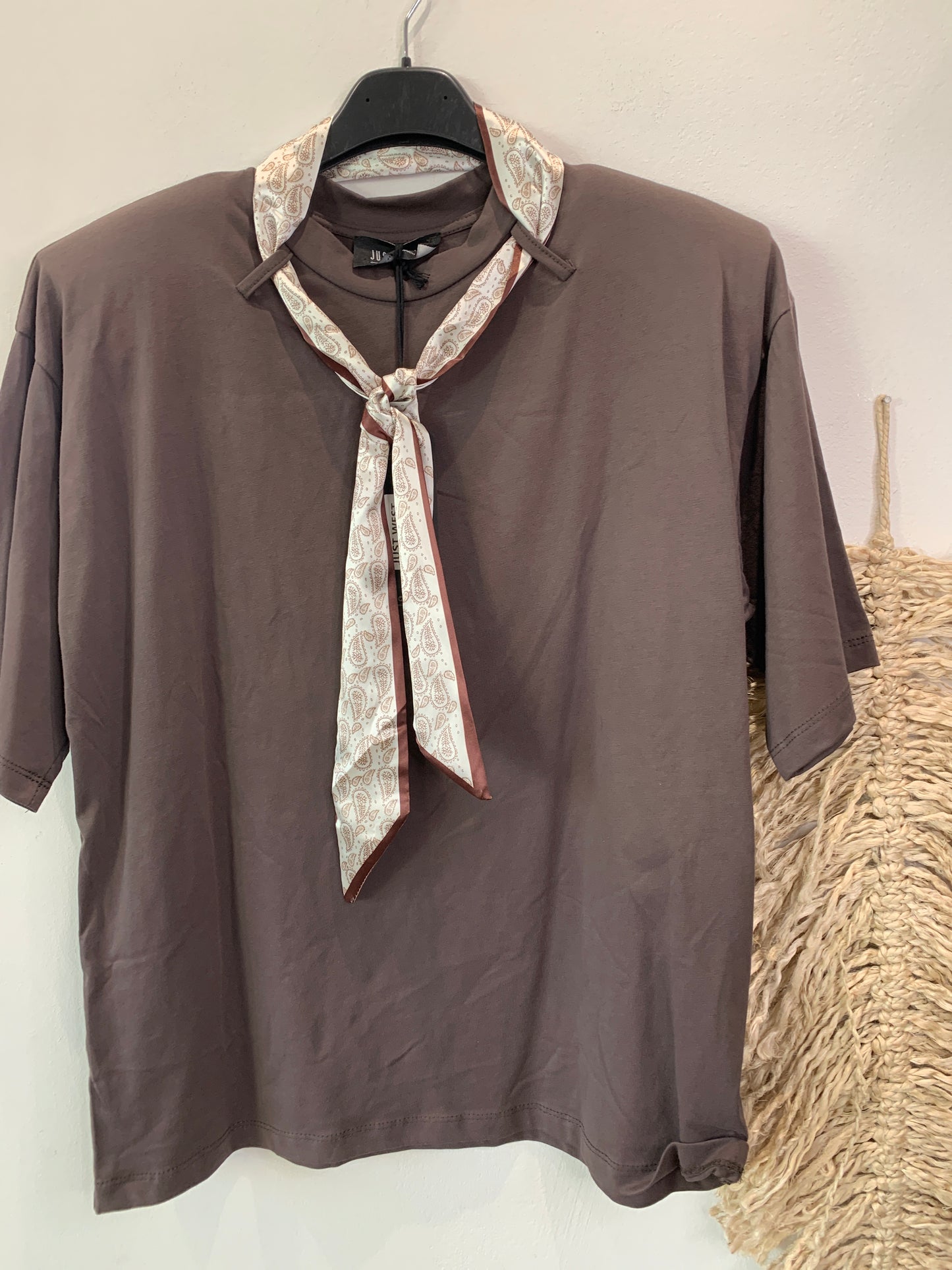 T-shirt con Foulard e Spalline