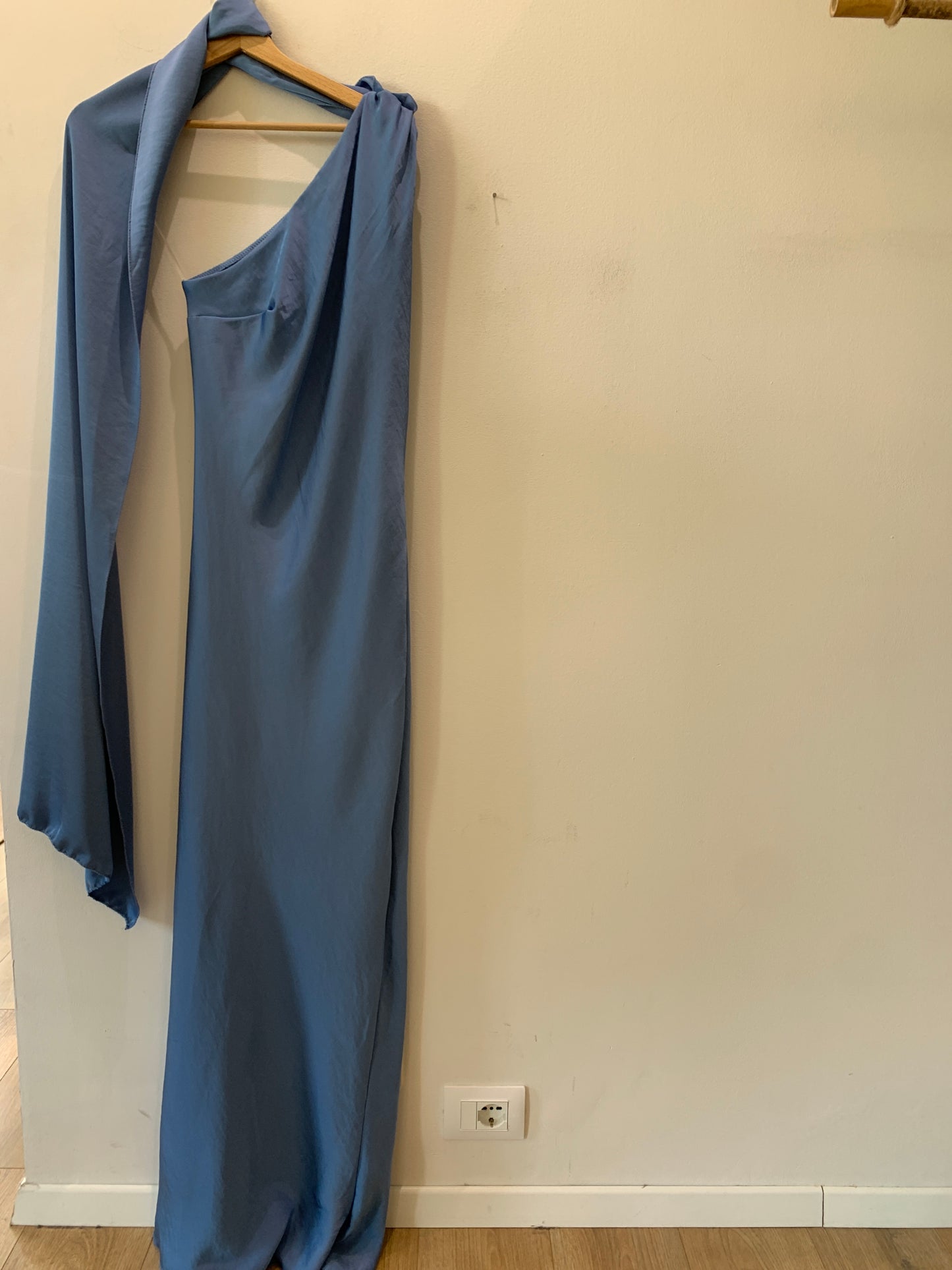 Abito Monospalla con Foulard
