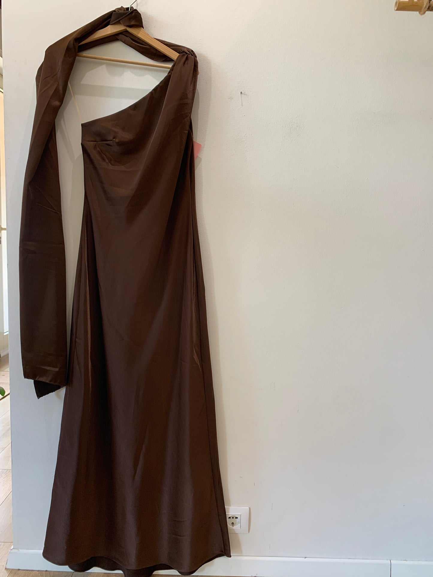 Abito Monospalla con Foulard