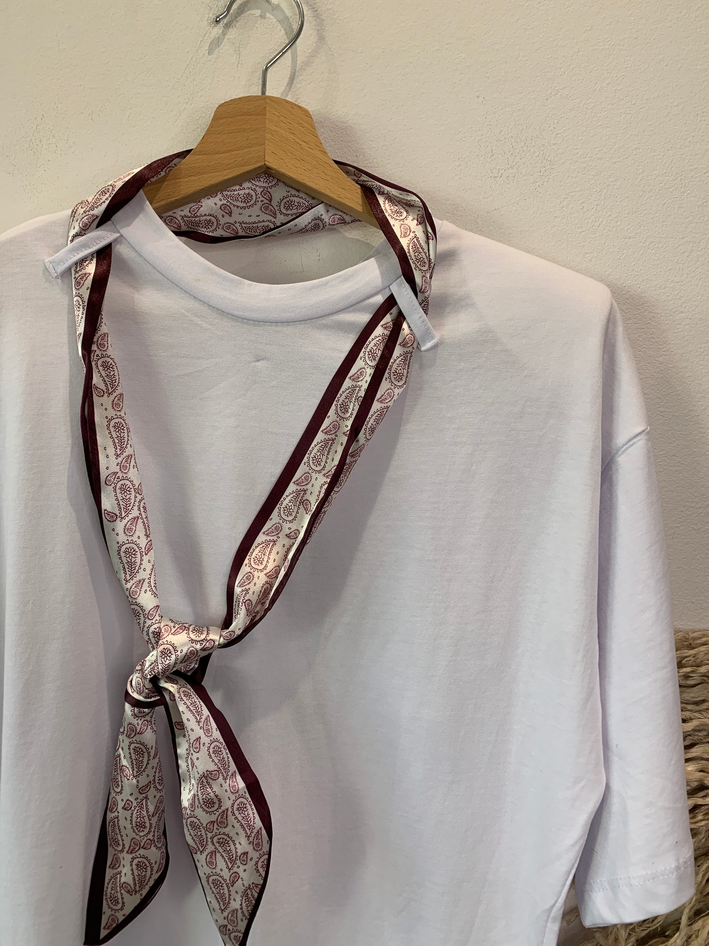 T-shirt con Foulard e Spalline