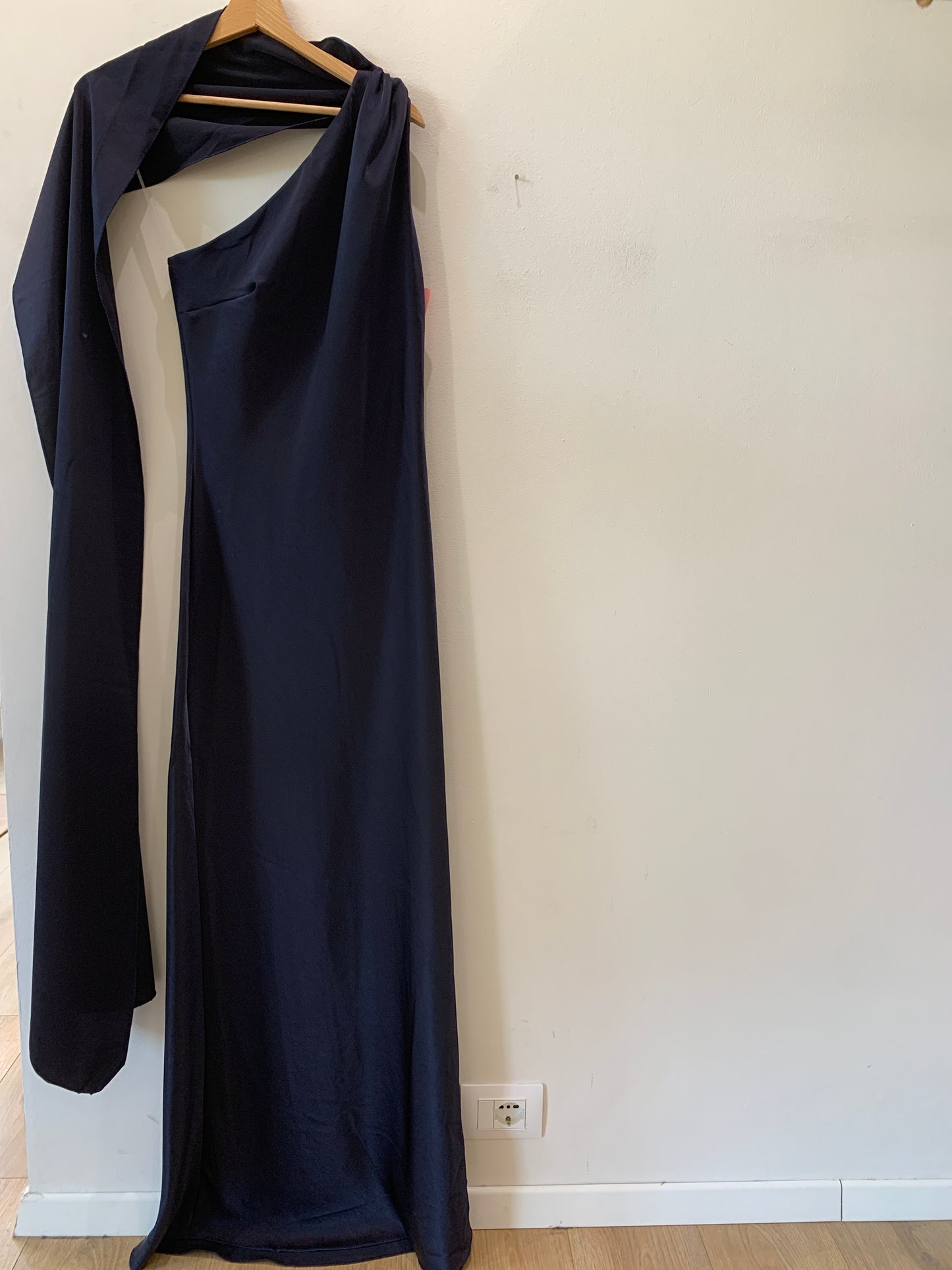 Abito Monospalla con Foulard